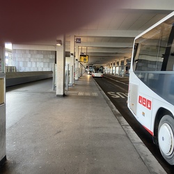 Linz Busbahnhof - Fehlende Bodenmarkierungen (Gefahr für Sehbehinderte)