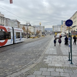 Linz Hauptplatz - Fehlende Boden- und Stiegenmarkierungen. Fehlender Zebrastreifen (Gefahr für Blinde und Sehbehinderte Menschen)