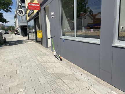 E-Scooter Wiener Straße bei Apotheke 270721