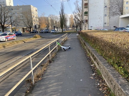 E-Scooter Straßenbahnhaltestelle Bulgariplatz 241121