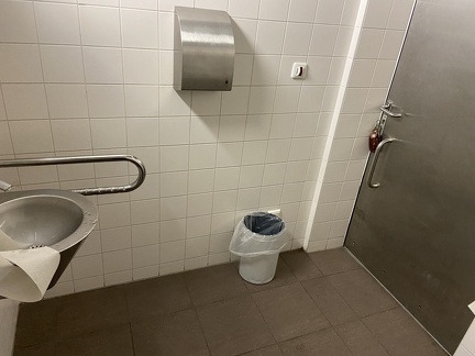 'Behinterden WC Volksgarten Abfallbehälter steht noch immer im Weg 090122