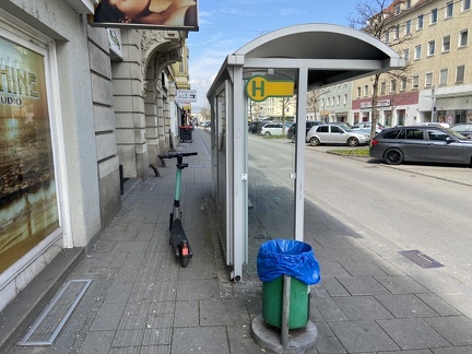 E-Scooter 'Bushaltestelle Herz Jesu Kirche 21042022