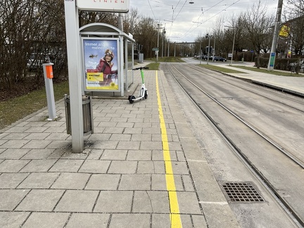 E-Scooter Straßenbahnhaltestelle Ennsfeld 27-02-2023