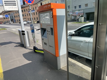 E-Scooter bei Straßenbahnhaltestelle WIFI 23-05-2023