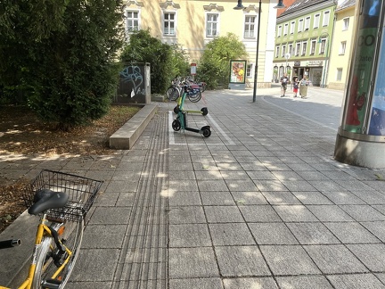 E-Scooter Herrenstraße 26 2 Scooter geparkt bei TBI 10-08-2023